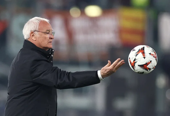 Trener Claudio Ranieri uspešno vodi nogometaše Rome. FOTO: Guglielmo Mangiapane/Reuters