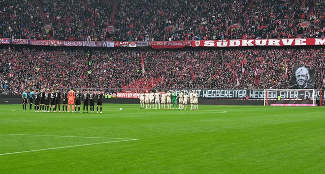 Münchenska nogometna arena na Bayernovih tekmah vedno poka po šivih in tako bo tudi zadnjo majsko soboto, ko bo tu letošnji finale lige prvakov. FOTO: Angelika Warmuth/Reuters