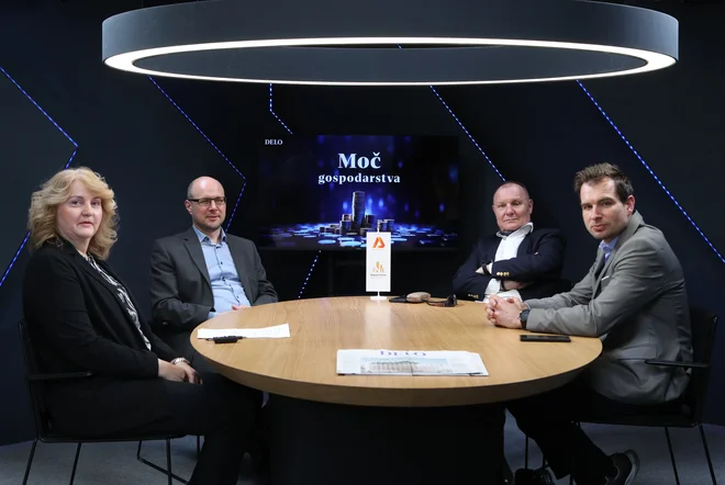 Kaj prinaša lastništvo nepremičnin, so razpravljali prof. dr. Miha Juhart s Pravne fakultete UL, Boštjan Udovič, direktor Zbornice za poslovanje z nepremičninami pri GZS, ter Anže Urevc, predsednik Združenja upravnikov nepremičnin. FOTO: Marko Feist/Delo
