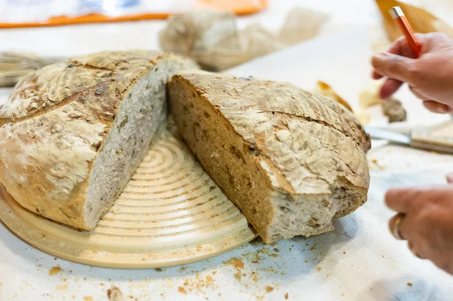 V Ravnah pri Cerknem so v nedeljo kruhu posvetili kar celo prireditev. FOTO: Bojan Tavčar