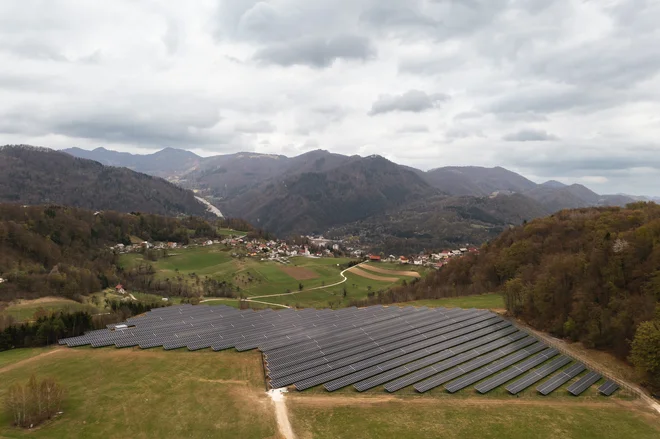 Sončna elektrarna Prapretno je še vedno eden večjih solarnih projektov v državi. Foto Žiga Intihar
