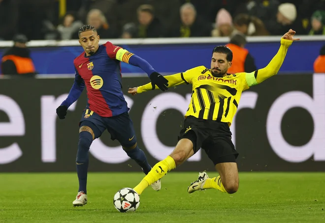 Raphinha in Emre Can sta se srečala že decembra lani, ko je bila Barcelona v Dortmundu boljša s 3:2. FOTO: Wolfgang Rattay/Reuters