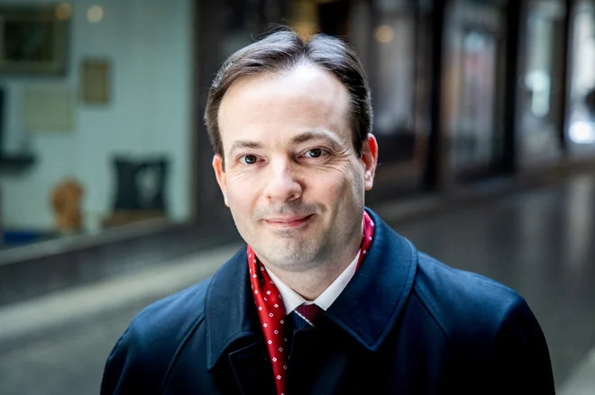 »Pred prevzemom župnije sem se seznanil z njeno zgodovino v vseh razsežnostih – pastoralni, umetnostni, gospodarski in politični. Ob tem sem naletel na zame izjemno odkritje: osebnost Marka Glaserja,« je poudaril Sebastijan Valentan. FOTO: Voranc Vogel
