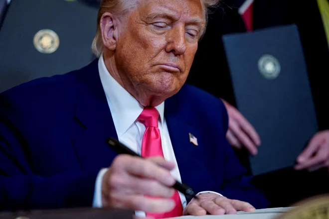 Donald Trump je včeraj svojeglavo podpisal ukaz, ki še drastično zaostruje carinsko vojno s Kitajsko, ki bo zdaj morala plačevati skoraj 125 odstotkov carin na izvoz svojih izdelkov v ZDA. FOTO: Nathan Howard/Reuters