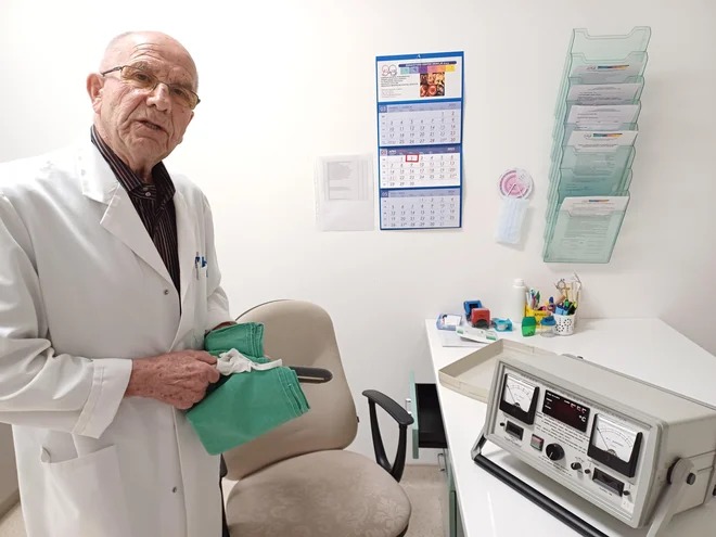 Prim. mag. Primož Reš z napravo, elektroejakulatorjem, ki pomaga pri oploditvi z biomedicinsko pomočjo. V Sloveniji ga ima le ZC Dravlje. FOTO: Polona Malovrh