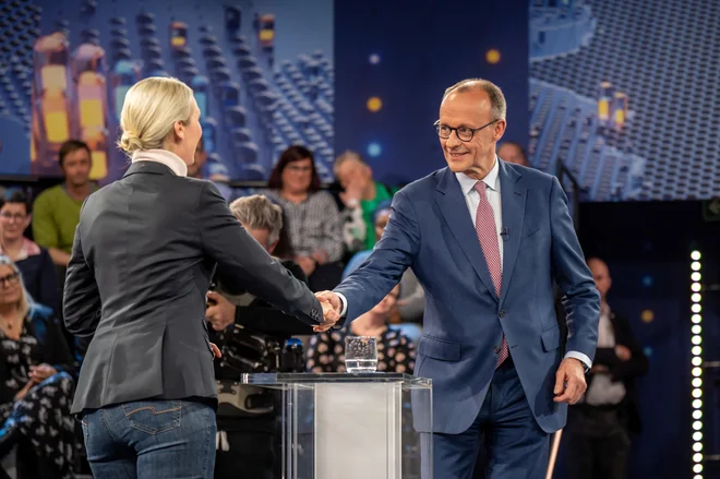 Merz je leta 2018 samozavestno napovedoval, da mu bo podporo AfD uspelo zmanjšati za polovico. Skoraj sedem let kasneje njegova obljuba zveni prazno, saj AfD pod njegovim vodstvom CDU v anketah celo prehiteva. FOTO: Michael Kappeler/Reuters