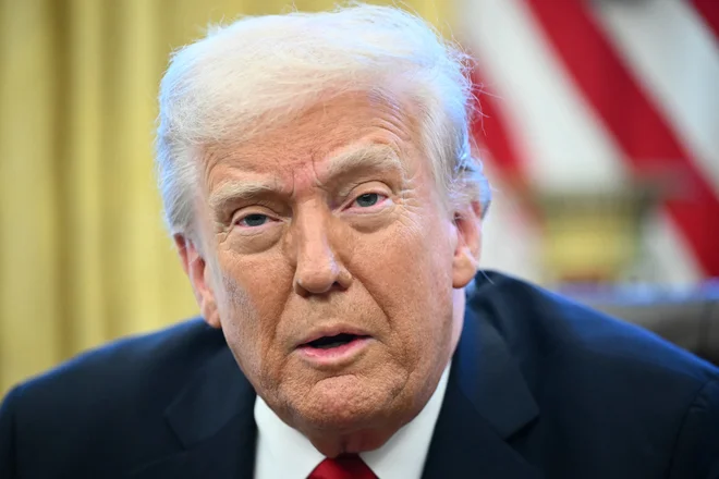 »Branim ZDA, ne pa trgovinskih prevarantov z vsega sveta,« pravi Donald Trump. Foto Mandel Ngan/AFP