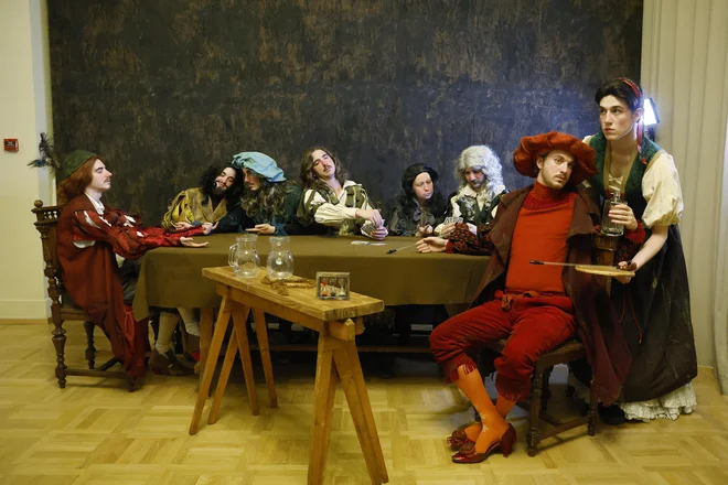 Del odprtja je bila tudi živa slika, ki so jo postavili igralci AGRFT. Nastala je po znameniti sliki Kvartopirci I slikarja Almanacha. FOTO: Leon Vidic/Delo