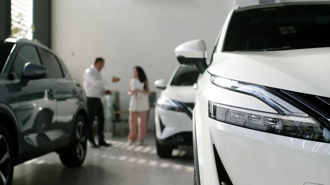 Prodaja avtomobilov pri nas je v celoti podobna kot lani. Znova so prodali nekaj več električnih, ki pa so še vedno v veliki manjšini. FOTO: Shutterstock