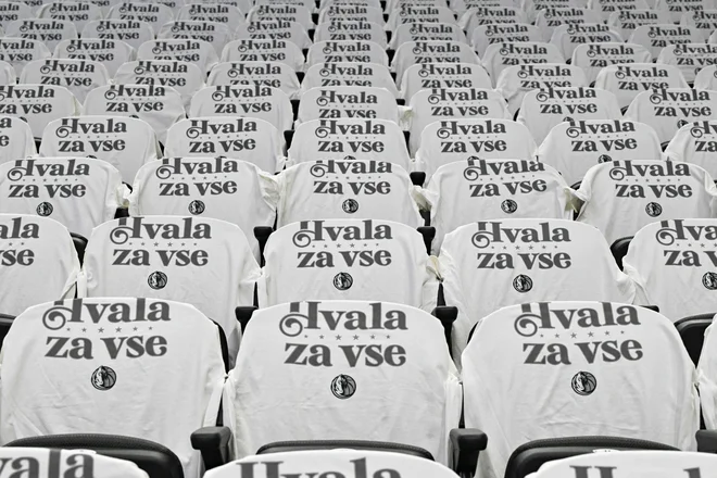 Za vse v dvorani American Airlines so pripravili majice z napisom:  Hvala za vse. FOTO: Jerome Miron Imagn Images via Reuters Connect