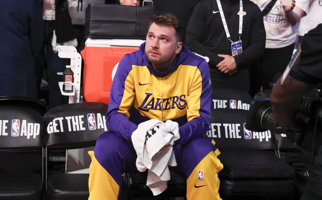 Dončić med prikazom videa ni skrival solz. FOTO: Kevin Jairaj/Imagn Images via Reuters Connect