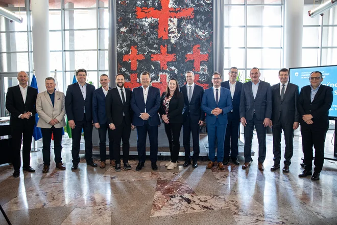 Skupinski in hkrati zgodovinski podpis dogovora za razvoj regij. FOTO: Koka Press/Katja Kodba