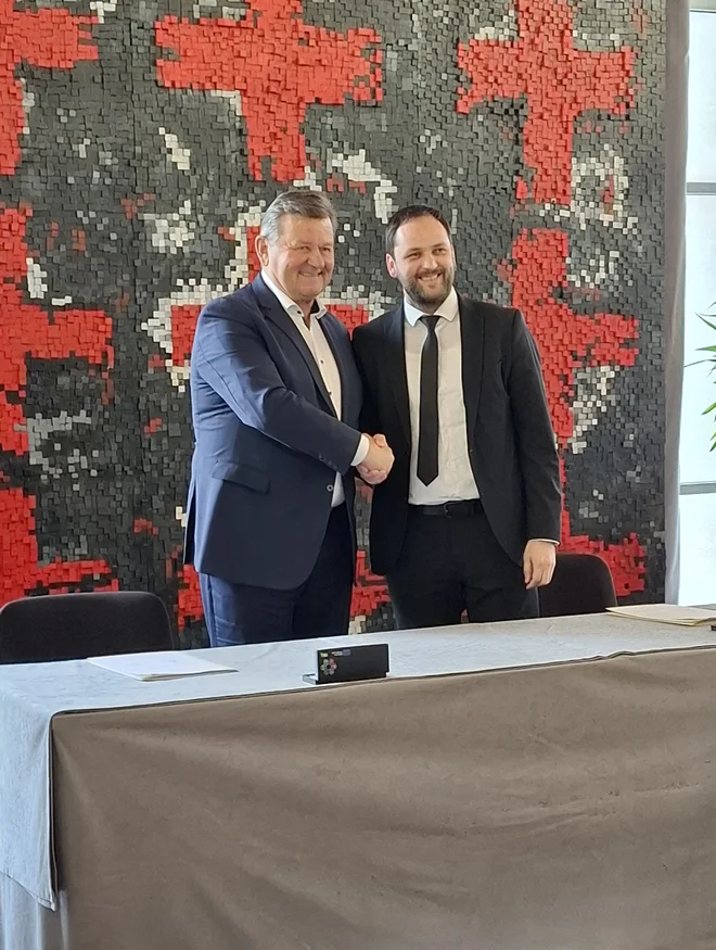 Zadnji podpisnik dodatka številka 1 k dogovoru za razvoj regij z ministrom Jevškom je bil Marko Funkl. FOTO: R. B.