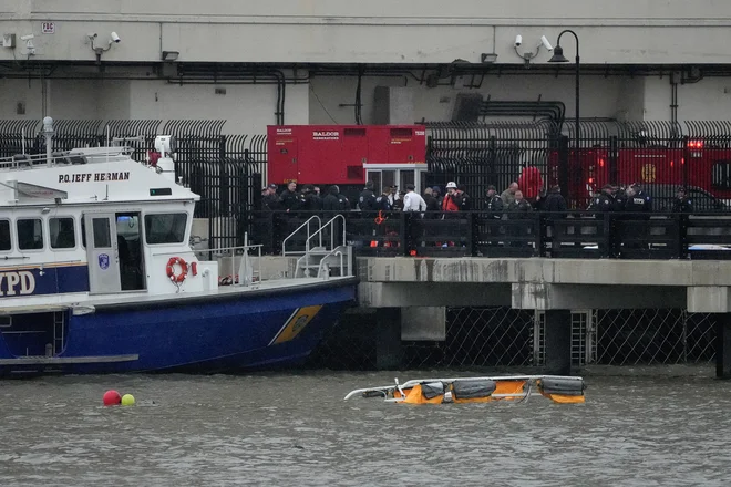 Sodeč po podatkih newyorške policije so bili v helikopterju trije odrasli in trije otroci. Reševalci so odkrili trupla vseh, navaja CBS News. FOTO: Eduardo Munoz/Reuters