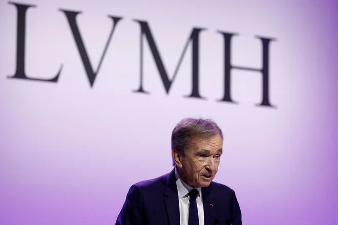LVMH z nizko zadolženostjo in letnim prostim denarnim tokom v višini okoli 11 milijard evrov sodi med najmočnejša podjetja v panogi. FOTO: Benoit Tessier/Reuters