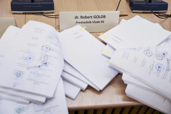Že pri prvem izplačilu po novem sistemu se je pokazalo veliko nezadovoljstvo z novim sistemom pri zaposlenih v socialnem varstvu in zdravstveni negi, ker so dobili približno enake plače kot pred tem. FOTO: Jože Suhadolnik