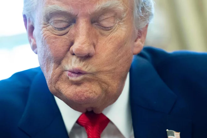 Odkar je 20. januarja nastopil položaj, Donald Trump počne šokantne in presenetljive stvari. FOTO: Saul Loeb/AFP