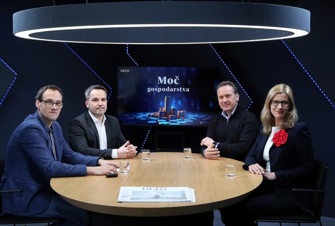 O inteligentnih sistemih v prometu so spregovorili (z desne) Ana Cergolj Kebler, Andrej Brglez, Robert Strah in voditelj Nejc Gole. FOTO: Marko Feist/Delo