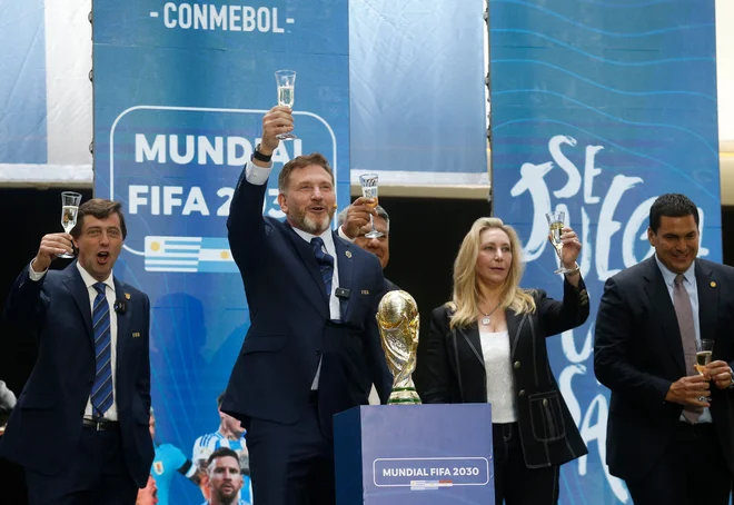 Če bi razširili mundial na 64 reprezentanc, v Južni Ameriki (na fotografiji vodilni možje paragvajske, urugvajske in argentinske zveze) ne bi igrali kvalifikacijskih tekem. FOTO: Cesar Olmedo/Reuters