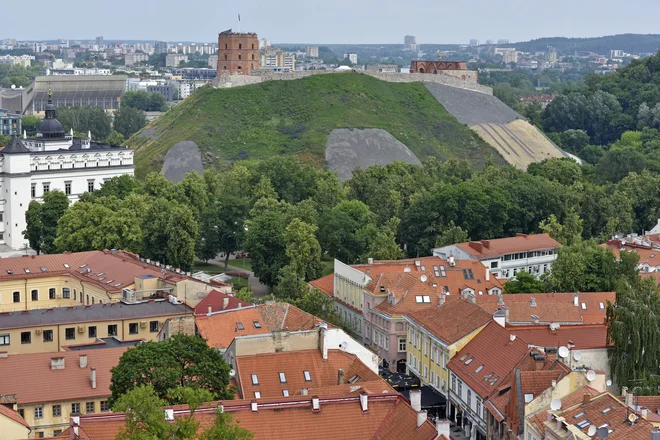 Litovska metropola ni pretirano turistično oblegana, skriva pa lep in urejen stari del mesta. FOTO: Reuters