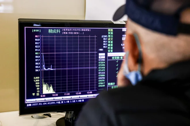 Izjema pa vključuje tudi druge elektronske naprave in komponente, vključno s polprevodniki, trdimi diski, LCD zasloni, sončnimi celicami in pomnilniškimi karticami. FOTO: I-hwa Cheng/Afp