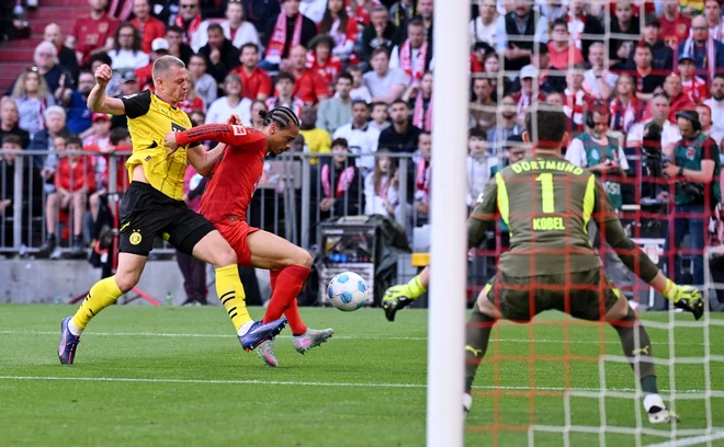 Derbi, der Klassiker, v Münchnu med Bayernom in Borussio Dortmund ni prinesel zmagovalca. FOTO: Angelika Warmuth/Reuters