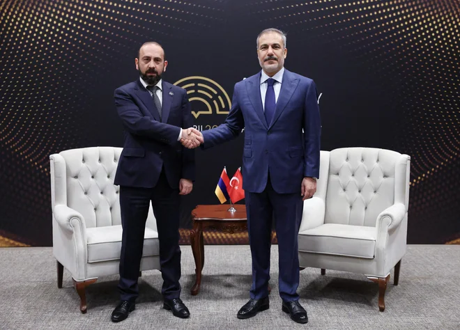 Turški zunanji minister Hakan Fidan z armenskim zunanjim ministrom Araratom Mirzojanom v soboto na diplomatskem forumu v turški Antaliji.

FOTO: Muammer Tan/turkish Mfa Via Reuters