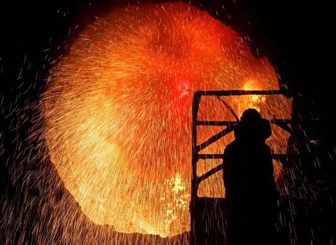 V jeklarno Salzgitter je strmoglavilo manjše letalo. FOTO: Fabian Bimmer/Reuters