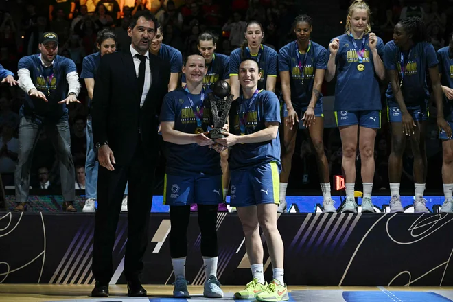 Teja Oblak (desno) se je veselila naslova. FOTO: Javier Soriano/AFP