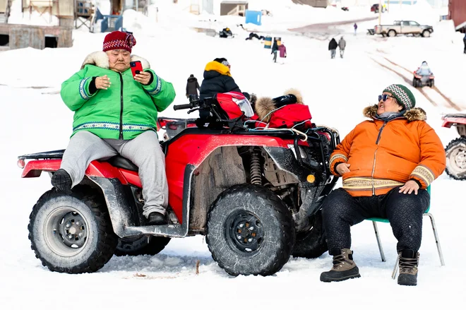 There is no chair to see on the frozen lake, so they are brought by themselves - or it serves as a four -wheeler. Photo: Timotej Cvirn, Jaka Mojskerc
