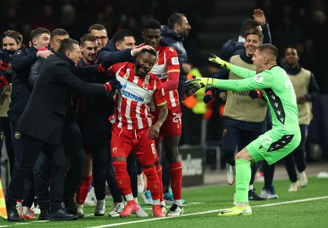 Zmage so se veselili igralci Crvene zvezde. FOTO: Denis Balibouse/Reuters