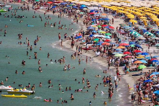 Množični obisk turistov na plaži Mondello v Italiji FOTO: Stringer/Reuters