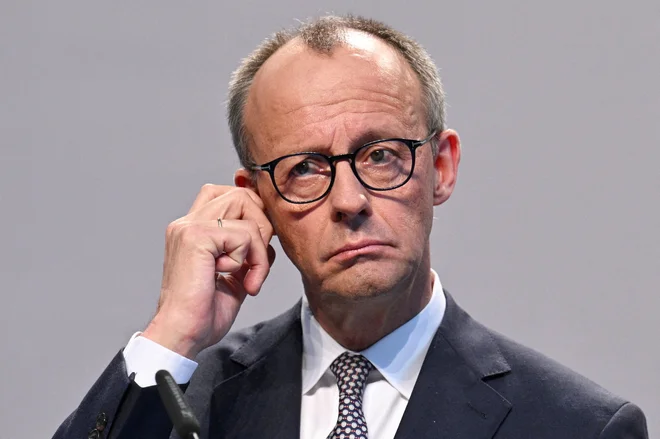 Bodoči nemški kancler Friedrich Merz je precej bolj naklonjen dodatnemu oboroževanju Ukrajine, kot je to bil kancler Olaf Scholz. Merz ne izključuje dobave raket dolgega dosega Ukrajini, čemur je Scholz nasprotoval. FOTO: Annegret Hilse/REUTERS