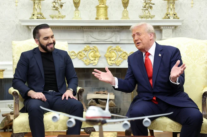 Trump se je obrnil k Bukeleju in o zbranih novinarjih dejal: »Oni bi radi videli, da bi kriminalca izpustili v našo državo. To so bolni ljudje.« FOTO: Kevin Lamarque/Reuters