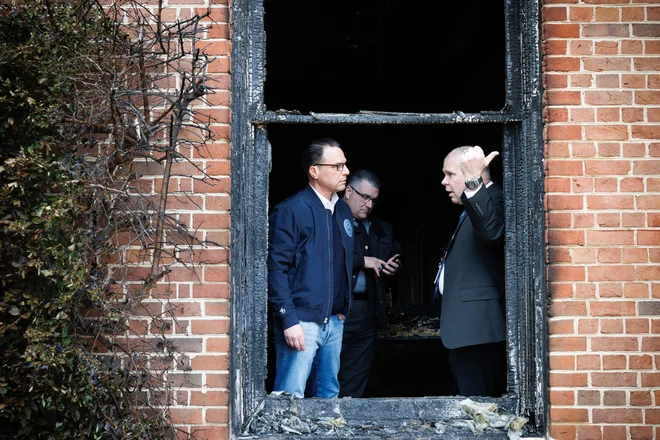 Pensilvanski guverner Josh Shapiro med ogledom škode svoji rezidenci zaradi podtaknjenega ognja. FOTO: Commonwealth Media Services Via Reuters