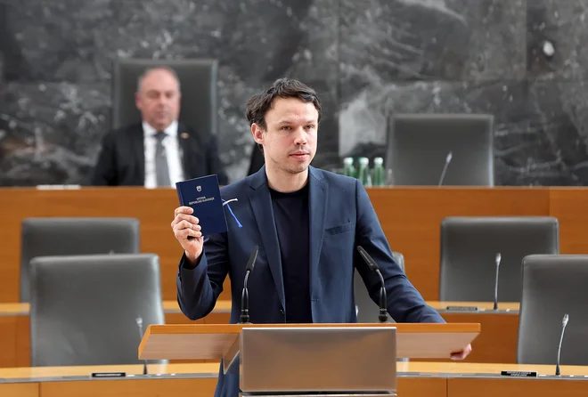 V SDS (na fotografiji poslanec Andrej Hoivik) trdijo, da se bojujejo proti privilegijem peščice. FOTO: Blaž Samec