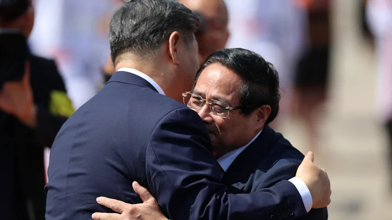 Xi Jinping je objel vietnamskega premiera Pham Minh Chinha. Dolgo načrtovani obisk ne bi mogel biti bolj aktualen. FOTO: Athit Perawongmetha/Reuters