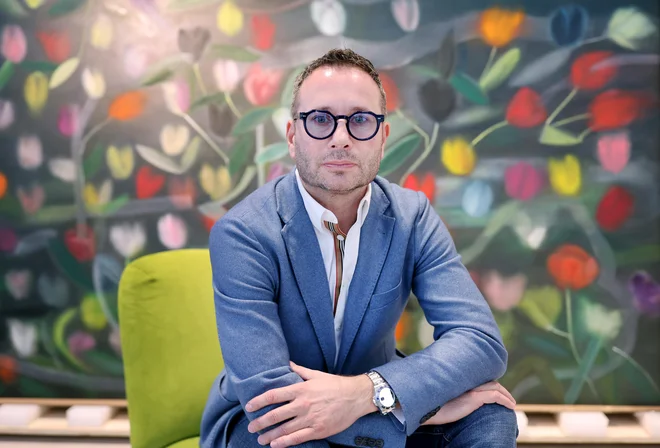 Zoran Đukić, direktor Stoja Trade, se zadnja leta navdušuje nad umetnostjo. Pogovarjali smo se v njihovi galeriji Stoja Art Collection Gallery, kjer razstavljajo tudi umetniško delo Prince/Frog slovitega ameriškega avtorja Rossa Blecknerja. FOTO: Blaž Samec