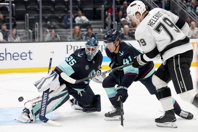 Kapetan Los Angeles Kings Anže Kopitar je počival, v Seattlu pa se je izkazal Samuel Helenius z devam goloma. FOTO: Steph Chambers/Getty Images Via AFP