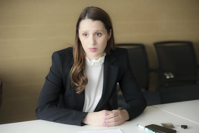 Mirela Zupančič: V prihodnje načrtujejo nadaljnje širjenje mreže v Sloveniji, predvsem z dodajanjem novih polnilnih točk na območjih z visoko frekvenco uporabnikov in nadgradnjo postaj z zmogljivejšimi tehnologijami, kot so hitre DC-polnilnice. FOTO: Jože Suhadolnik/Delo