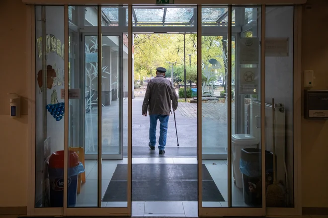 Na ministrstvu za solidarno prihodnost pravijo, da sistematično krepijo javno mrežo domov za starejše, ki jo razumejo kot ključno hrbtenico sistema dolgotrajne oskrbe. Fotografija je simbolična. FOTO: Voranc Vogel/Delo