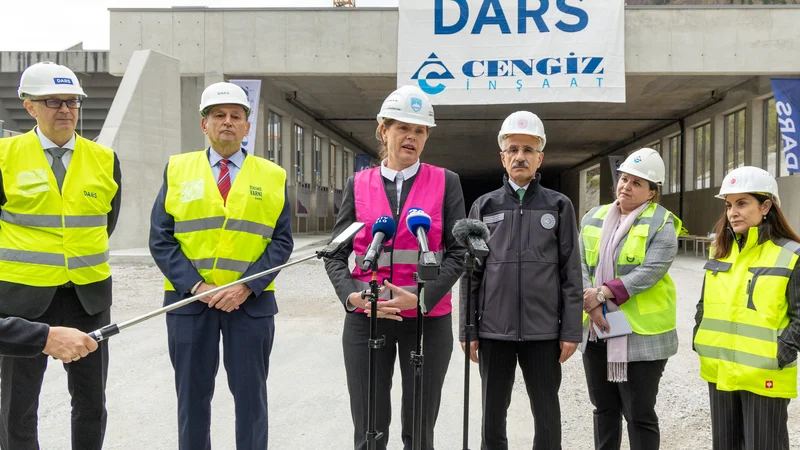 Minister Abdulkadir Uraloglu.si je včeraj na povabilo Alenke Bratušek ogledal dve gradbišči v Sloveniji, spremljala pa sta ju tudi predsednik uprave Darsa Andrej Ribič in generalni direktor 2TDK Matej Oset. Foto Voranc Vogel