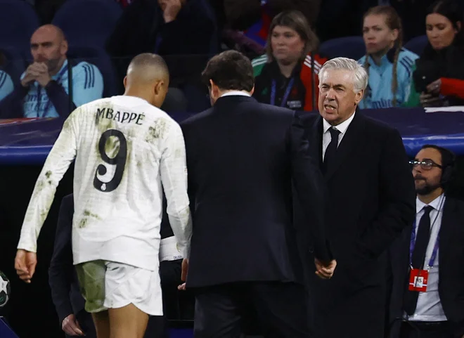 Carlo Ancelotti ni vlekel najboljših potez v obeh tekmah proti Arsenalu, zaradi česar bi lahko ostal brez službe pri Realu.  FOTO: Susana Vera/Reuters