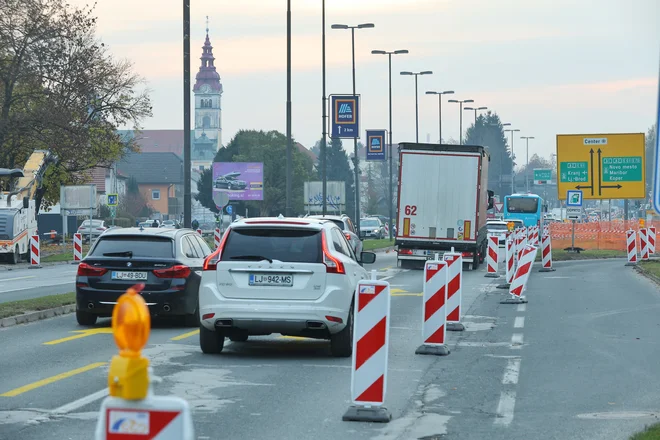 Nesreča se je zgodila sinoči na celovški cesti v Ljubljani. Fotografija je simbolična. FOTO: Jože Suhadolnik/Delo
