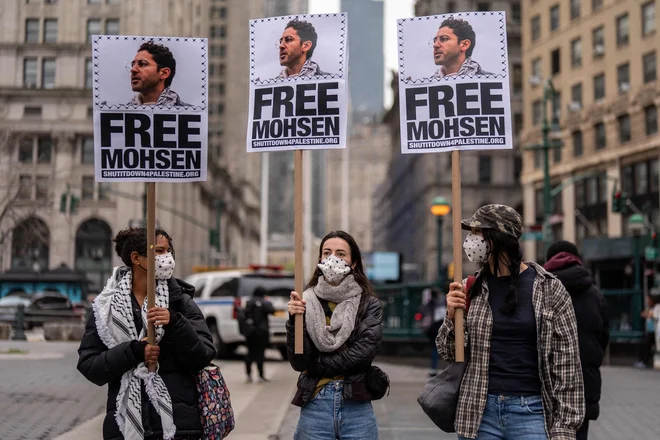 Demonstracije v New Yorku za palestinskega študenta, ki mu grozi izgon iz ZDA. FOTO: Adam Gray Getty Images via AFP