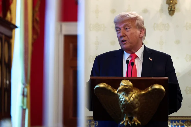 Republikanski predsednik Donald Trump v svojem drugem mandatu ne popušča v boju za svoje predstave ameriške družbe in akademskega sveta. FOTO: Evelyn Hockstein/Reuters