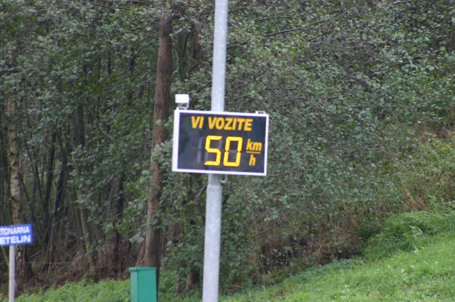 Omejitev hitrosti vožnje v mestih na 30 kilometrov na uro obremenjuje ljudi in škoduje okolju, mestom in meščanom. FOTO: Oste Bakal