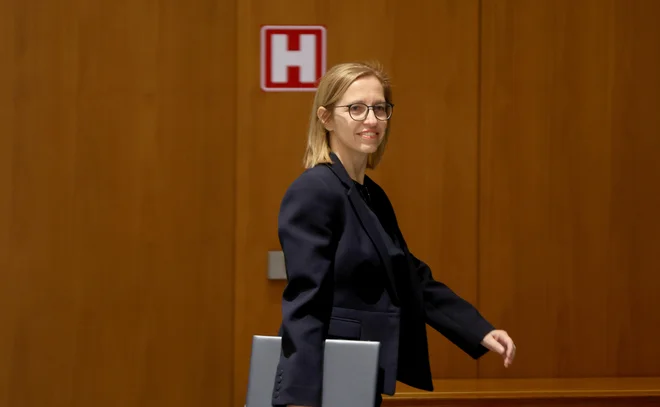Na ministrstvu za zdravje, ki ga vodi Valentina Prevolnik Rupel, so pohiteli z objavo smernic za pripravo splošnega dogovora oziroma uredbe o programih obveznega zdravstvenega zavarovanja. FOTO: Blaž Samec