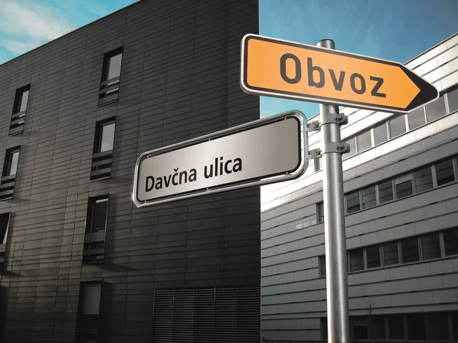 Davčni motiv sem si zamislil za namene novoletne čestitke in simbolično prikazuje temo, ki je aktualna vsepovsod po svetu: kako se izogniti plačevanju davkov? Slovenski davčni urad je resnično v Davčni ulici v Ljubljani, tablo Obvoz pa sem dodal s pomočjo računalniške montaže. FOTO: Dragan Arrigler