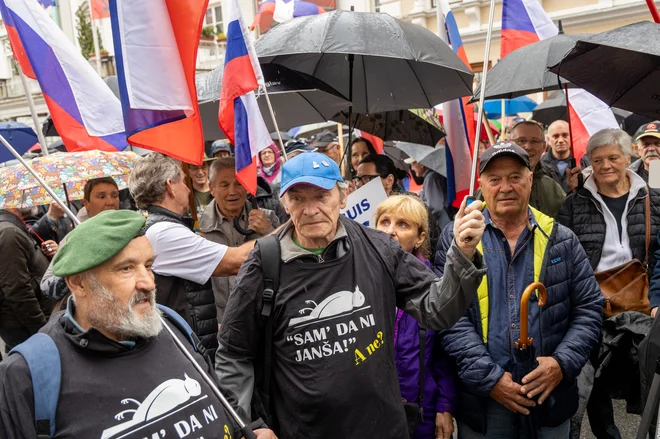 Tudi danes se je v Celju zbralo veliko število podpornikov predsednika SDS. FOTO: Voranc Vogel/Delo